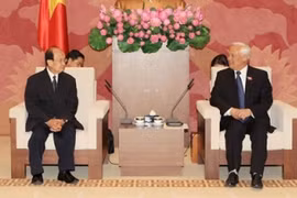 越南国会副主席汪周刘会见老挝和平与团结委员会主席坎潘·辛马拉冯