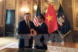 越南驻美国大使范光荣与从美国犹他州 州长加里·赫伯特（图片来源：越通社）