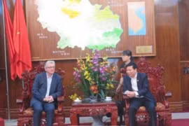 北宁省委书记阮仁战与法国客人（图片来源于网络）