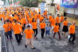 近8000人参加为橙毒剂受害者步行活动