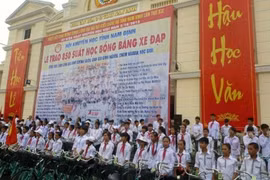 越南南定省助学协会向850名贫困好学学生颁发自行车（图片来源：越南人民报）