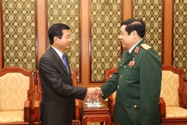 冯光青大将（右）会见Somphon Sichalon大使