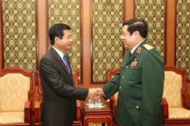 冯光青大将（右）会见Somphon Sichalon大使