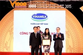 Vinamilk荣获2015年缴税额最大的10个企业之一称号（图片来源：人民军队报）