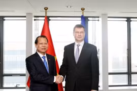 越南政府副总理武文宁和欧洲委员会副主席东布罗夫斯基斯（图片来源：​ VGP） 