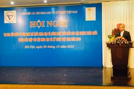 越南科学技术协会联合会主席发表讲话。（图片来源：VOV） 