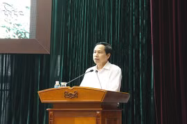 太原省人民委员会主席杨 玉龙在新闻发布会上发表讲话。