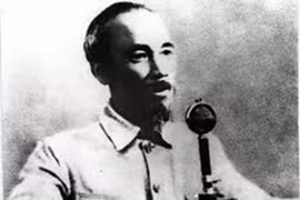 胡志明主席在首都河内巴亭广场宣读《独立宣言》（图片来源于网络）