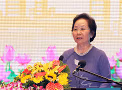 越南国家副主席阮氏缘在大会上发表讲话。（图片来源：越南之声）