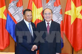 越南国会主席阮生雄和柬埔寨王国参议院主席赛宗（图片来源：越通社）