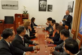 河内市人民议会代表团与华沙市议会代表团举行工作会谈（图片来源：越通社）