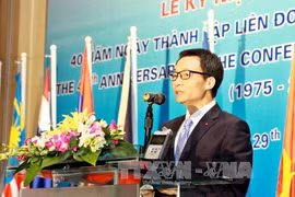 越南政府副总理武德儋在纪念典礼上发表讲话。