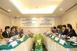 越南祖国阵线中央委员会代表团与老挝建国阵线中央委员会代表团举行会谈（图片来源：越通社）