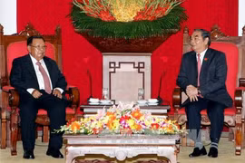 黎鸿英同志会见老挝国家副主席本扬·沃拉吉。（图片来源：越通社）
