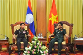 越越南人民军副总参谋长黎占中将会见老挝地面炮兵局局长旺考（图片来源：越南人民军队报）