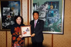 河内市人民议会主席阮氏碧玉与福冈县知事小川洋