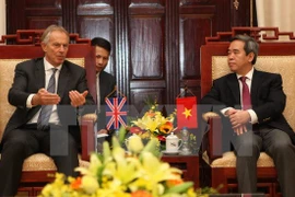 越南国家银行行长阮文平会见英国前首相布莱尔。