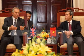 越南国家银行行长阮文平会见英国前首相布莱尔。