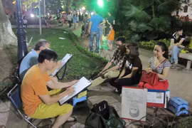 杜黎成达父子在画素描。（图片来源：越南之声广播电台）