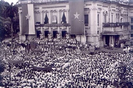 图为1945年8月19日在河内大剧院门前举行的集会