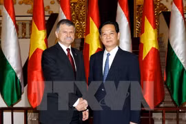 越南政府总理阮晋勇（右）​与匈牙利国会主席克韦尔 · 拉斯洛 （左）（图片来源：越通社）