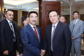 黄平军同志与阿赫梅特别科夫先生（图片来源：越通社）