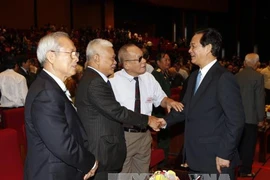 阮晋勇总理与各与会代表（图片来源：越通社）