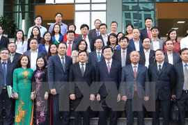 越南国家主席张晋创和越南农民协会代表合影（图片来源：越通社）
