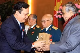 黄玉山副主席向老战士们赠送礼物