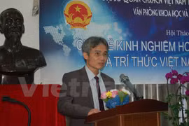 越南科学技术部驻韩办事处主任陈友叶在研讨会上发表讲话（图片来源：越通社）