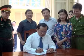 越南河内市委书记范光毅探访横街48号革命历史遗迹。