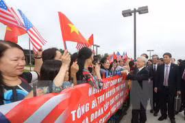 越南驻美大使馆干部人员和旅美越南人前来迎接阮富仲总书记