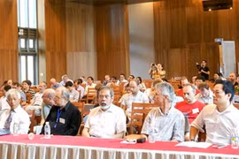 参加国际物理学术会议的代表（图片来源：越南政府门户网站）