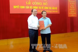 阮春福副总理向越共中央候补委员、老街省委副书记候阿令授予决定书（图片来源：越通社）