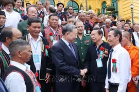 越南国家主席苏林会见边境海岛各民族乡贤代表 