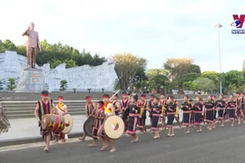 在波来古市街头上欣赏锣铮表演