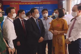 越南国会主席王廷惠检查选举工作