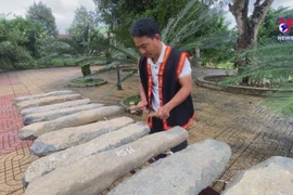 来庆和省倾听穿越千年的庆山石琴声音