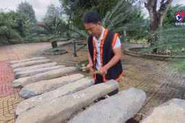 来庆和省倾听穿越千年的庆山石琴声音