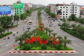 组图：河内街道红旗飘扬 喜迎国庆