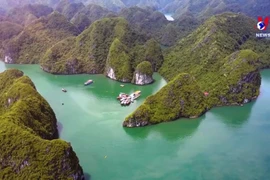 乘坐游艇体验一场别开生面的下龙湾之旅
