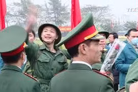 河内市上千名新兵纷纷启程奔赴军营