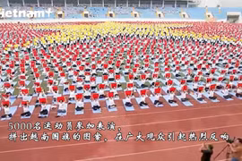 5000多名瑜伽运动员拼出越南国旗图案