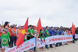 越南海警力量同居民携手展开海滩清洁活动