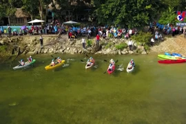 陀江上皮划艇比赛--和平省旅游业新亮点