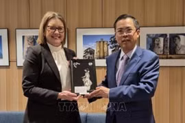 越南驻澳大利亚大使范雄心与澳大利亚维多利亚州州长杰辛塔·艾伦。图自越通社
