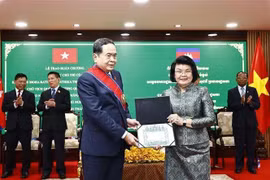 柬埔寨国会主席昆索达莉向越南国会主席陈青敏授予柬埔寨王国大十字勋章。图自越通社