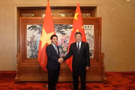 越南工贸部部长阮鸿延会见中国国务院副总理何立峰