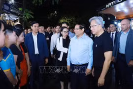范明政总理同英伟达首席执行官黄仁勋体验河内夜景。图自越通社