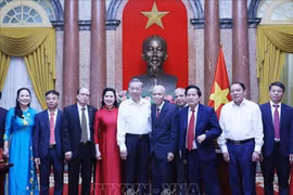 越共中央总书记、国家主席苏林同与会代表合影。图自越通社